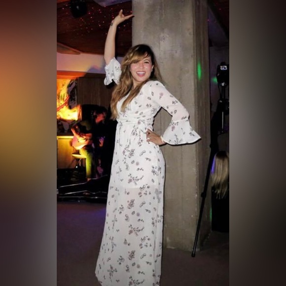 π 4 for$25 White bohemian floral maxi dress. Romantic bohemian. ππΌπΈ - Picture 2 of 12
